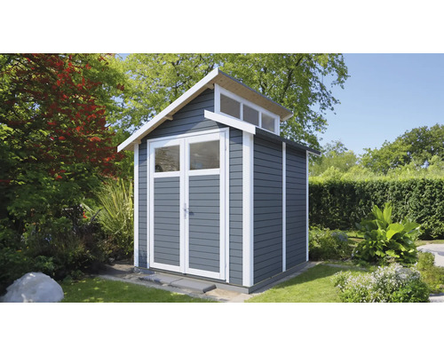 Zahradní scéna s dřevěným zahradním domkem s dvoukřídlými dveřmi a světlíkem