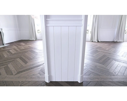 Pohled na pokoj s parketami do rybí kosti skrze bílý rám dveří