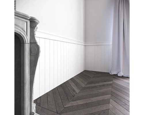 Světlá místnost s parketami ve tvaru rybí kosti, obložením stěn, závěsem a krbem