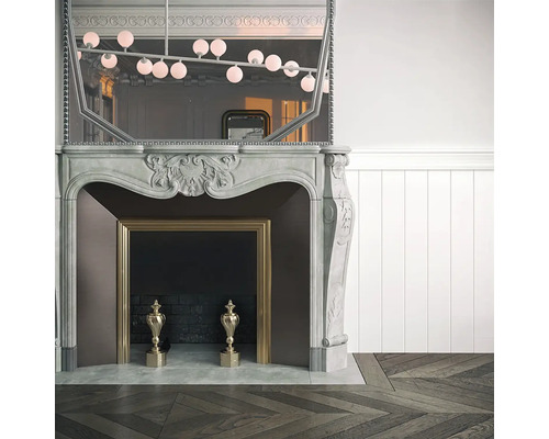 Dekorativní krb se zrcadlem a dvěma zlatými vázami na tmavé podlaze se vzorem rybí kosti