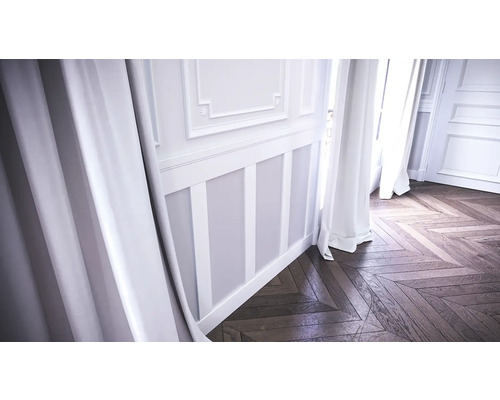 Detailní pohled na světlý pokoj s obložením stěn, závěsy a parketami do rybí kosti