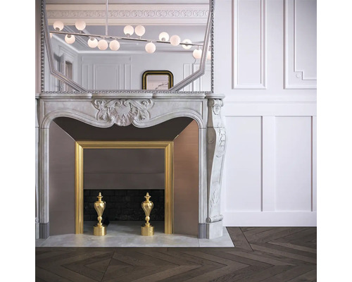 Interiérová fotografie s mramorovým krbem, zlatým rámem a ozdobnými vázami.