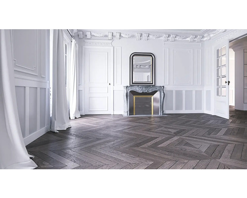 Světlá místnost s parketami ve tvaru rybí kosti, krbem a zrcadlem