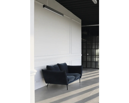 Dvojsedačka v světlé místnosti s minimalistickým designem