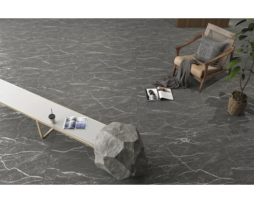 Scéna s podlahovými dlaždicemi se vzhledem mramoru, židlí a stolem