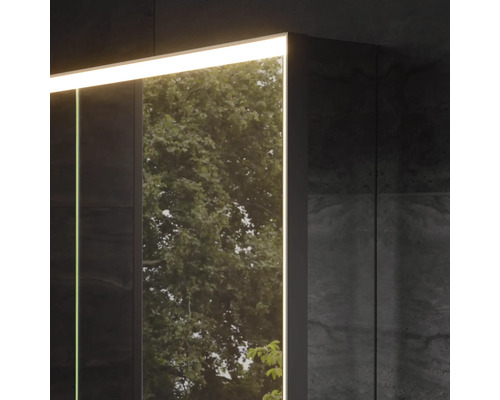 Detailní pohled na zrcadlovou skříňku s osvětlením