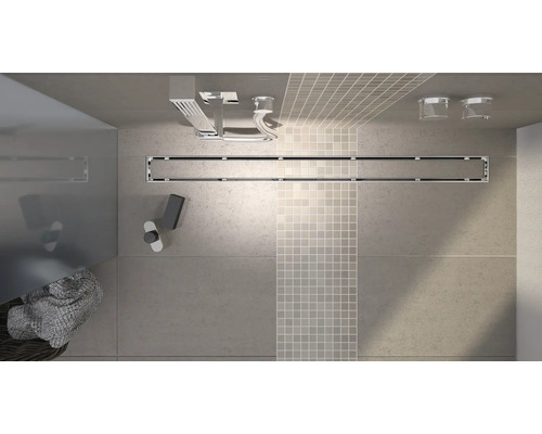 Sprchový kout se sprchovým žlabem, sprchovou hlavicí a odkládací policí z ptačí perspektivy