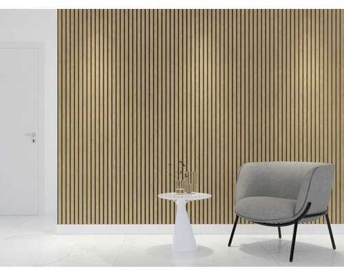 Obývací pokoj s akustickými panely na stěně, křeslem a odkládacím stolkem