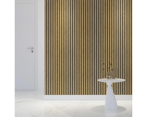 Světlá hala s dřevěným obložením stěn, dveřmi a odkládacím stolkem s dekorací