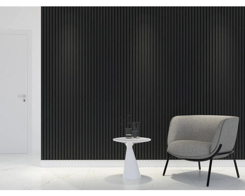 Obývací pokoj s akustickými panely na zdi, křeslem a odkládacím stolkem.