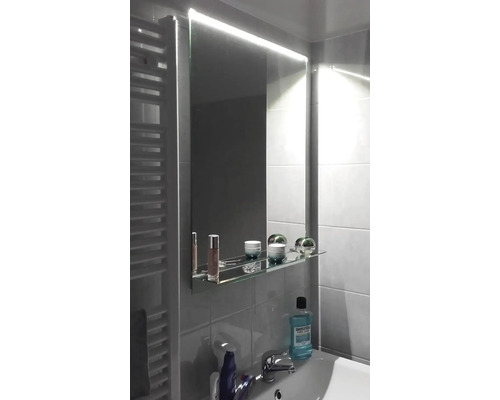 Koupelna s osvětleným zrcadlem a umyvadlem