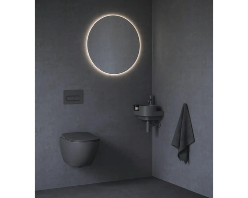 Moderní koupelna s nástěnným záchodem, umyvadlem a osvětleným zrcadlem