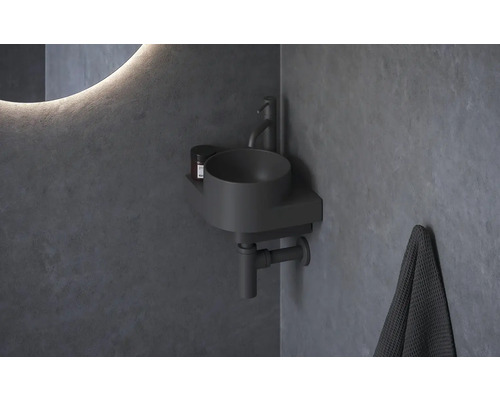 Moderní koupelna s kulatým umyvadlem na desku, vodovodní baterií a zrcadlem