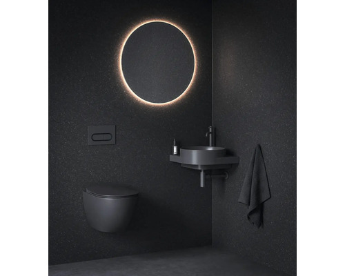 Moderní koupelna s toaletou, umyvadlem a zrcadlem s osvětlením