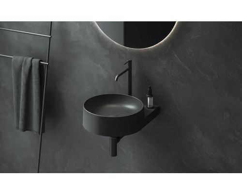 Moderní koupelna s kulatým umyvadlem, vodovodní baterií, držákem na ručníky a osvětleným zrcadlem