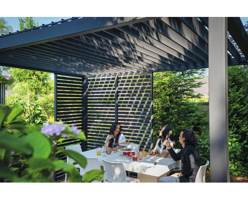 Zahradní scéna s lidmi pod lamelovou střechou a u zahradního stolu