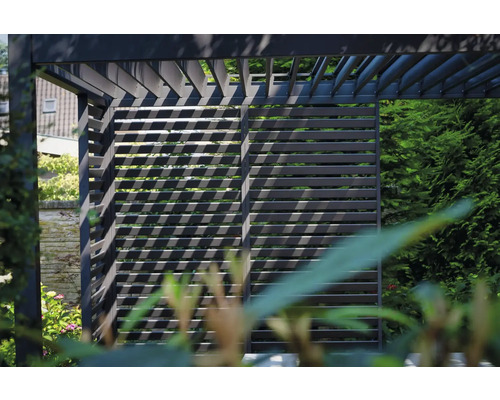 Detailní pohled na moderní pergolu s lamelovou strukturou v zahradě.