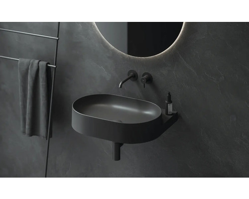 Moderní koupelna s umyvadlem na desku, vodovodní baterií, zrcadlem a držákem na ručníky