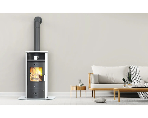 Krbová kamna s kouřovodem v obývacím pokoji