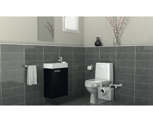 Moderní koupelna s toaletou, umyvadlem a šedými dlaždicemi