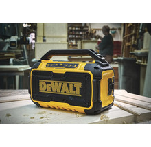 Staveništní rádio DeWalt s rukojetí na pracovním stole