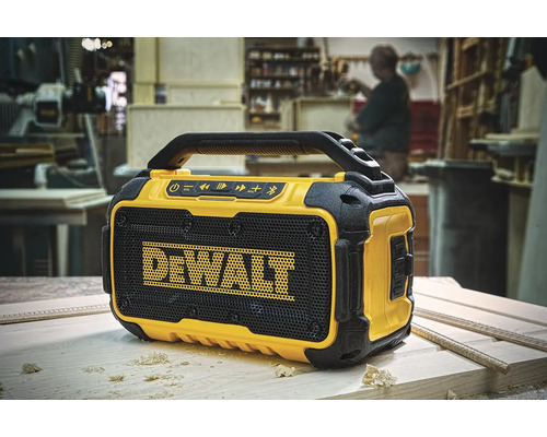 Staveništní rádio DeWalt s rukojetí na pracovním stole