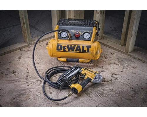 Vzduchový kompresor DeWalt s pneumatickou hřebíkovačkou na staveništi