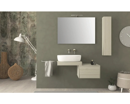 Moderní koupelna s umyvadlem, zrcadlem, skříňkou a dekorací