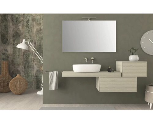 Koupelna s umyvadlem, zrcadlem, lampou a dekorací