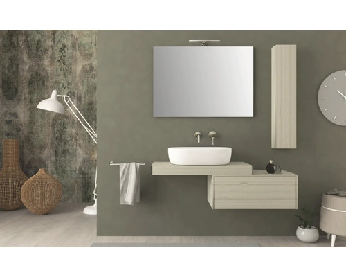 Moderní koupelna s umyvadlem, zrcadlem, lampou a dekorací