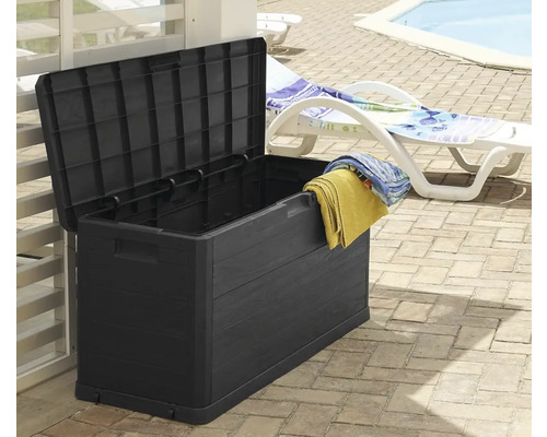 Otevřený tmavý plastový úložný box pro venkovní použití