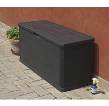 Tmavě hnědý plastový zahradní box s víkem pro venkovní použití
