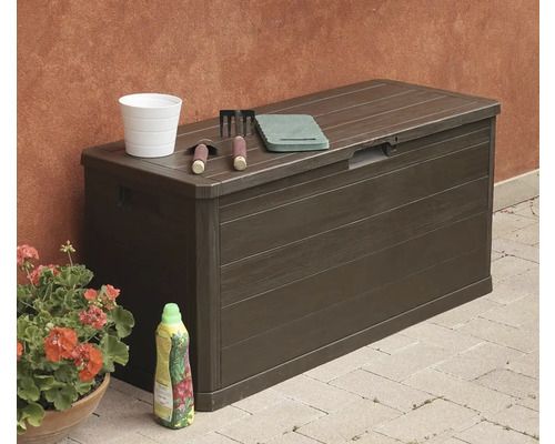 Zahradní scéna s hnědým zahradním boxem pro uložení zahradního nářadí a příslušenství