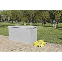 Šedý zahradní box s žlutou zahradní hadicí na zahradě