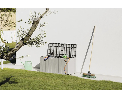 Zahradní krajina s otevřeným zahradním boxem a zahradním nářadím, jako je konev a koště