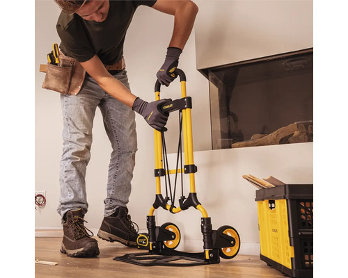 Muž používá žlutý a černý rudl Stanley.