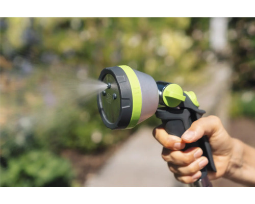 Zahradní postřikovač s nastavitelnou sprchovou hlavicí při používání