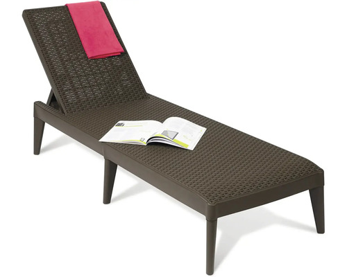 Hnědé zahradní lehátko s ručníkem a časopisem