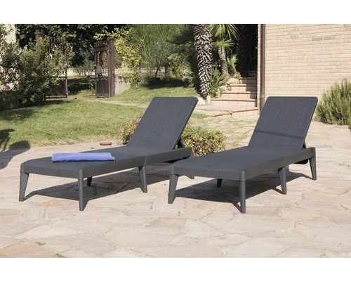 Dvě šedá zahradní lehátka na venkovní terase.