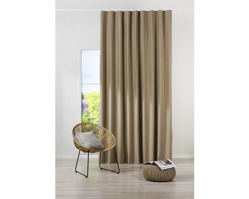 Záclona před oknem s křeslem a stoličkou ve světlé místnosti