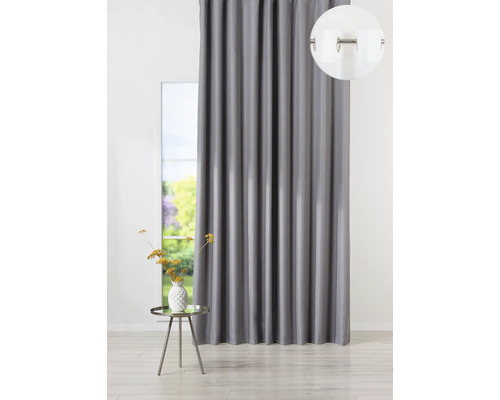 Šedý závěs před oknem se stolem a dekorací