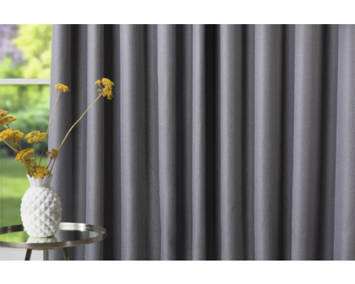 Šedý závěs v interiéru se stolem a dekorací