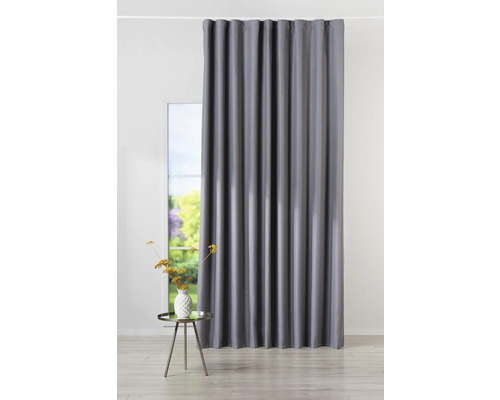 Šedý závěs vedle okna a odkládacího stolku