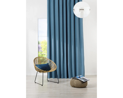 Dekorativní skládaný závěs v obývacím pokoji s křeslem a stoličkou.