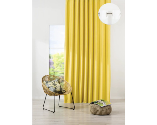 Žlutá záclonová látka s očkovým závěsem v obývacím pokoji