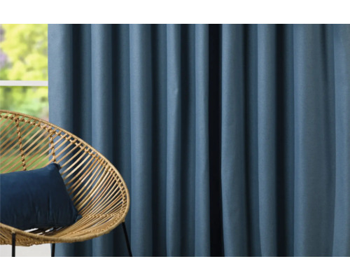 Modrý závěs vedle ratanového křesla