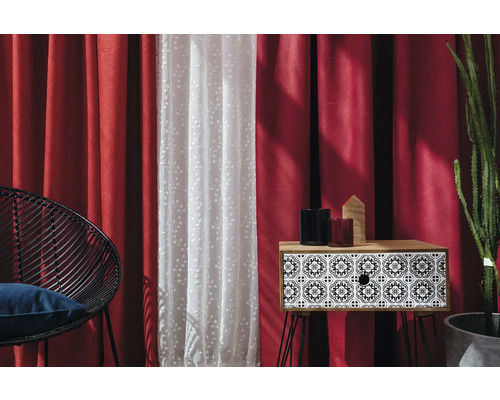 Dekorativní obývací pokoj se židlí, závěsy a nočním stolkem