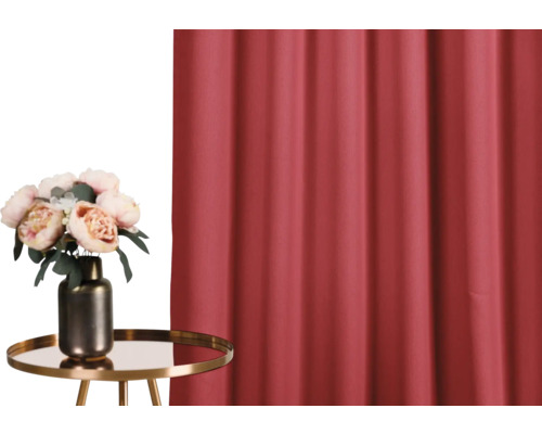 Dekorační látka vedle odkládacího stolku s květinami