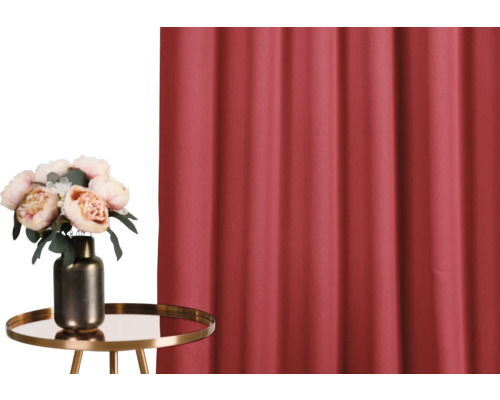 Dekorativní šály z látky před stolem s vázou s květinami