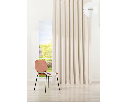 Dekorativní závěs v místnosti s oknem a židlí